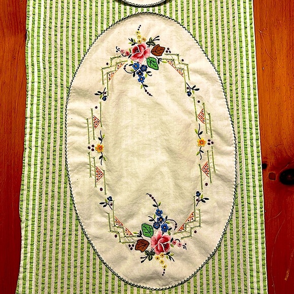 Embroidered Floral Round Doily Set of 3 Hand Crafted Embroidery USA - Picture 7 of 13